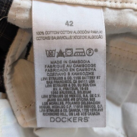 Dockers Dark Plaid Cargo Shorts - Picture 4 of 4